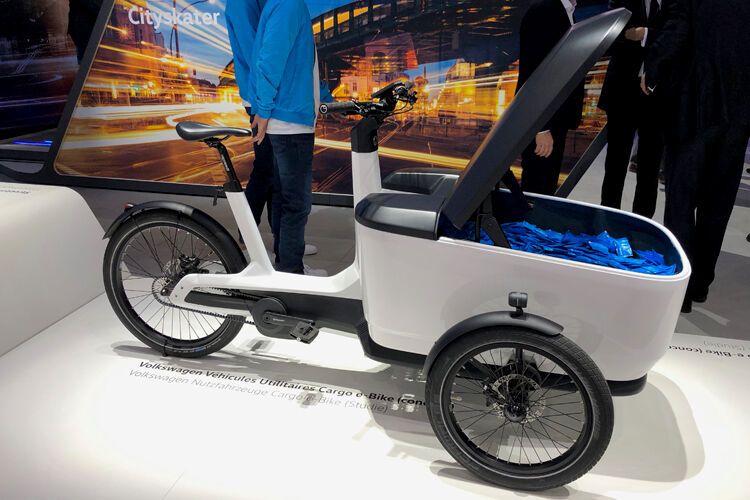 VW will mit dem Cargo E-Bike vor allem Handwerker ansprechen: Das Dreirad sieht aus wie die in Holland beliebten Bakfiets und hat zwischen seinen beiden Vorderrädern Platz für Gepäck. (Bild: sp-x)