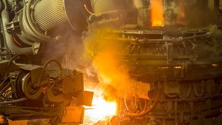 Swiss Steel produziert seine Stahlprodukte im Elektrolichtbogenofen und setzt dafür sortenreinen Stahlschrott ein. Im Vergleich zur Verhüttung von Eisenerz fallen dabei deutlich weniger CO2-Emissionen je Tonne Rohstahl an. (Swiss Steel)