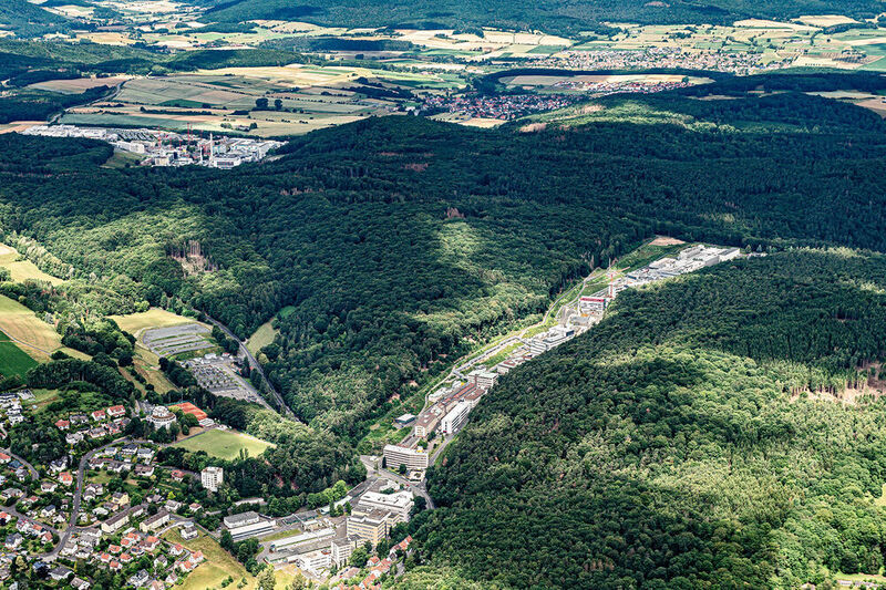 Luftbild des Standorts Marburg (BUSINESS IMAGES W.H.SCHUHMACHER)