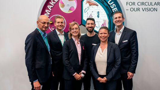 Gianluca Merola (Schneider Electric), Hendrik Rasch (Evonik), Delphine Largeteau (Schneider Electric), Alper Aksit (Evonik), Jessica Bethune (Schneider Electric)  and Patrick Glöckner (Evonik) auf der K 2025.(Bild:  Thomas Kuczynski/ Evonik)