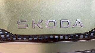 Skoda meldet gute Verkäufe – und will sich mit neuen Modellen und neuer Optik für die Zukunft aufstellen. (Bild: Grimm – VCG)