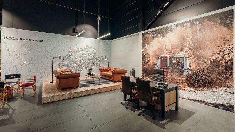 Ein Highlight ist die Schweizer Karte an der Sitzgruppe: Hier werden die Ineos-Kunden und ihre Wohnorte vermerkt. (Bild: Hedin/Vision Inspires)