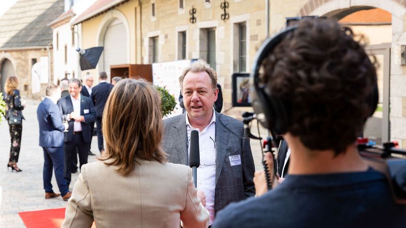 Zeit für letzte Interviews vor der Preisverleihung gab es auch, die hier etwa Clemens Betzemeier vom gleichnamigen Softwarehaus nutzt. (Stefan Bausewein)