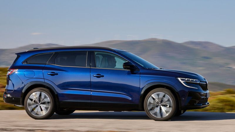 Alle Varianten werden von einem 146 kW/199 PS starken Vollhybriden angetrieben. (Bild: Renault)