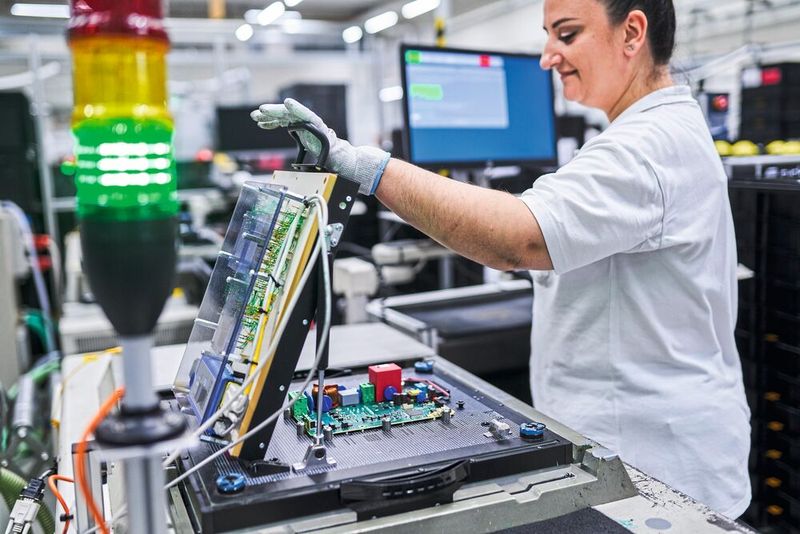 Größere Komponenten werden händisch aufgebracht, Funktionen stichprobenartig geprüft. (Bild: Kostal)