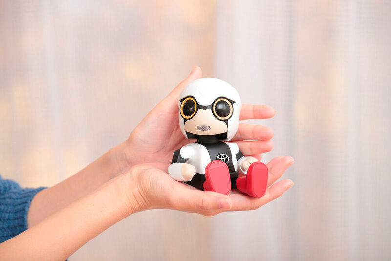 ... und durch eine Bluetooth-Verbindungs zum Smartphone auch einfache Gespräche führen kann. (www.youtube.com)