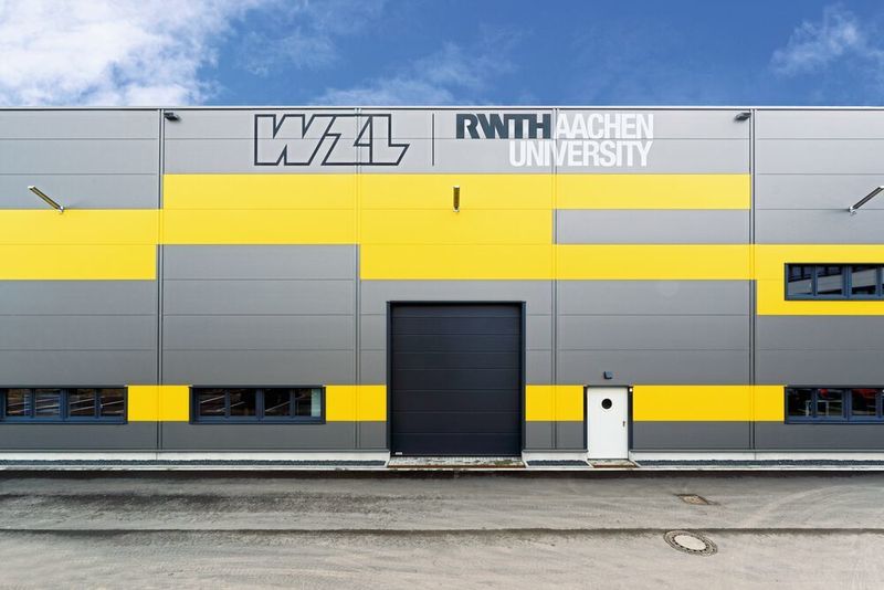 Am gesamten WZL-Standort Rotter Bruch stehen den wissenschaftlichen Mitarbeitern zahlreiche Anlagen für die Forschung an Fertigungstechnologien im Bereich des Umformens und Feinschneidens zur Verfügung. (Peter Winandy, Aachen)