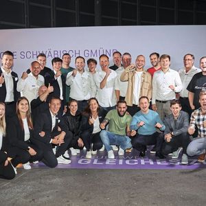 Das Team des Porsche-Zentrums Schwäbisch Gmünd feierte die Eröffnung. Es hatte während des Umbaus den laufenden Geschäftsbetrieb in Bürocontainern aufrecht erhalten.(Bild:  Hahn-Gruppe)