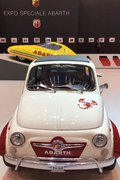 Zwei Ikonen: ein Abarth 595 Esseesse von 1970, dahinter der von Pininfarina karossierte Abarth 500 Record, das Weltrekordauto von 1958. Bei legendären Rekordfahrten in Monza fuhr das gelbe Fahrzeug in zehn Tagen über 28.000 Kilometer weit und dies mit einer Durchschnittsgeschwindigkeit von 116,380 km/h. Der Wagen wog gerade einmal 370 Kilo und verfügte über 36 PS. (Bild: autodrom)