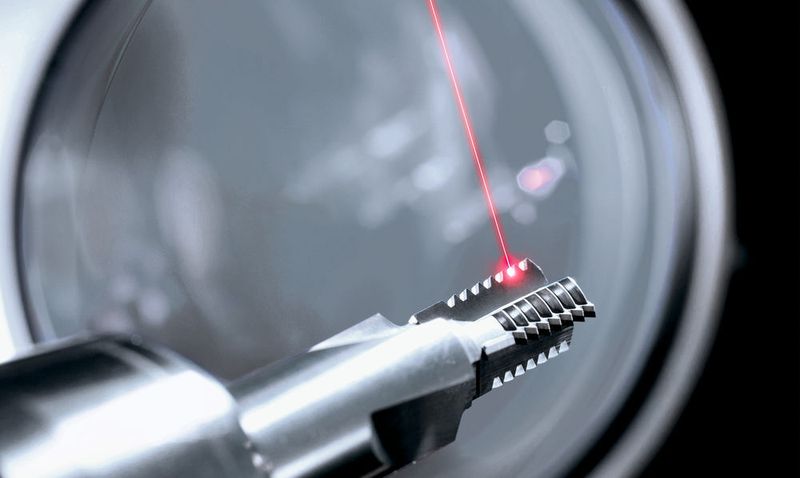 ...15 µm – ein großer Vorteil bei der Herstellung von Gewindewerkzeugen. (Bild: DMG)