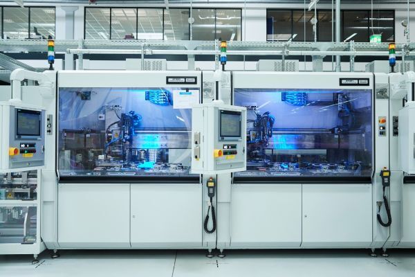Elektro-Komponenten-Fertigung in Dingolfing für Plug-in-Hybridfahrzeuge.  (BMW)