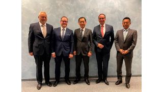 V.l.n.r.: Raimund Geh, Geschäftsführer Femitec Holding GmbH, Tobias Geh, Geschäftsführer Femitec GmbH, Kentaro Kaneko, Senior Vice President and Executive General Manager der Daihen Corporation sowie Norbert Kleinendonk, Geschäftsführer OTC Daihen Europe GmbH und Shinji Nishino, Geschäftsführer OTC Daiehen Europe GmbH (Bild: OTC Daihen)