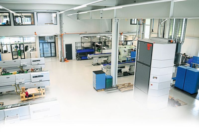 Das in die Produktion integrierte Lüftungs- und Filtersystem KLIMATOWER® sorgt für ölnebelfreie und exakt klimatisierte Luft in Produktionshallen.  (Technorobot Welding AG)