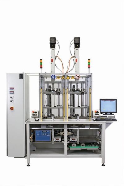 Pressensystem bei Dunkermotoren mit zwei Pressenspindelantrieben TOX-ElectricDrive EPMK und Steuerung.  (Bild: G.Brauchle / TOX Pressotechnik)