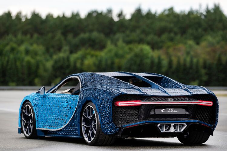 Highlight: Der 1,5 Tonnen schwere Wagen wird auch nur von Lego-E-Motoren angetrieben. Insgesamt sorgen 2.304 Motoren für den Vortrieb.  (Bild: Lego)