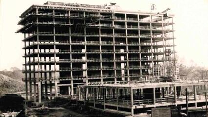 Ende des Jahres 1954 war die Mitarbeiteranzahl bereits auf 300 gestiegen. Kurz darauf wurde ein großer Neubau des Architekten Carl-Friedrich Fischer an der Fördestraße errichtet. Der Grundstein des Hochhauses wurde im Dezember 1961 gelegt. Der Neubau konnte 1965 bezogen werden.  (Bild: KBA)