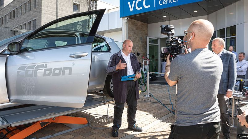 Ralf Rathmann, Rathmann Karosserietechnik, reparierte die Golf-VII-Seitenwand in der vorgegebenen Zeit in Würzburg. (Bild: Stefan Bausewein)