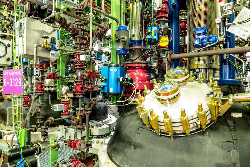 Der 12,5 Kubikmeter große Stahlemail-Reaktor befindet sich neben dem Hastelloy-Reaktor. Der Der Feststoffeintrag in beide Rührwerksbehälter erfolgt per Pulvertransportsystem oder über Fallschächte. (Saltigo)