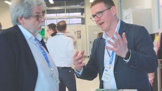 Gute Gespräche: Beim Treffpunkt Werkzeugbau wurden, wie hier am Stand von Tebis, auch sehr konkrete Projekte diskutiert. Der Austausch der Teilnehmer untereinander sorgt dafür, dass die Branche ein gutes Stück zusammenrückt. (Bild: Maschinenmarkt)