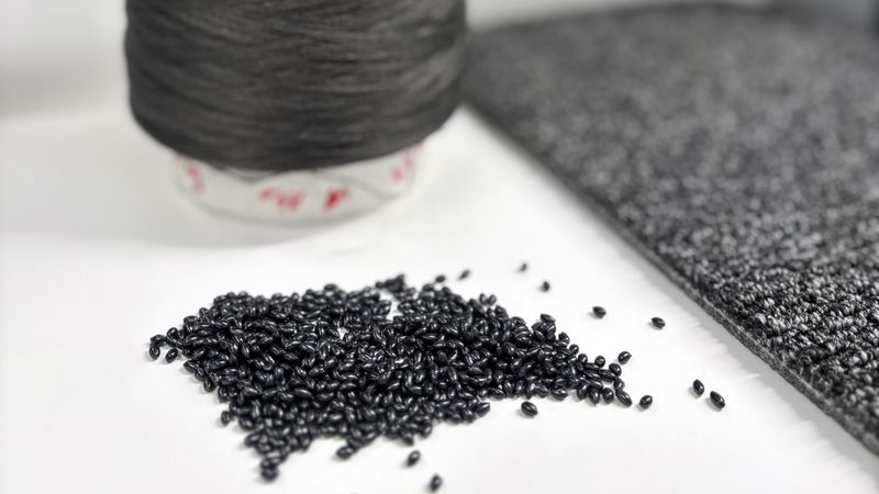 Vom Teppich zum Teppich: Die flexible Prozessführung auf Neumag BCF‑Anlagen ermöglicht die gezielte Verarbeitung recycelter Polymere.(Bild:  Barmag)