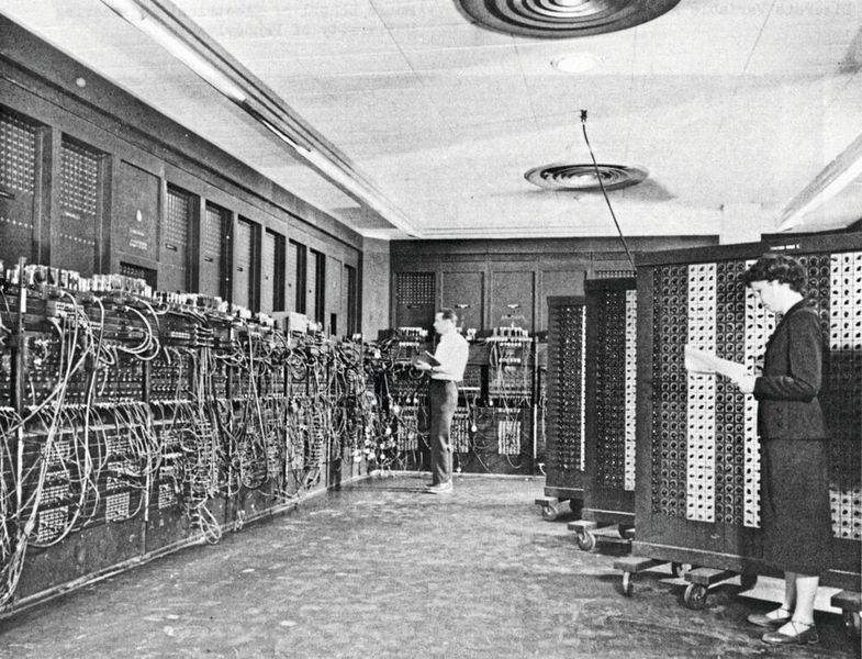 Röhrenbasiertes  System:  Um seine Rechenoperationen durchzuführen benötigte der 1946 vorgestellte Computer ENIAC I fast 18.000 Elektronenröhren, und war für korrekten Betrieb auf jede einzelne davon angewiesen. (Bild: frei lizenziert)
