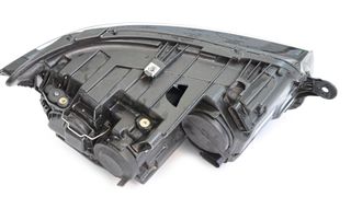 Ein Loch im Scheinwerfergehäuse wäre leicht reparabel und bliebe ohne Einfluss auf die Funktion, wenn die Bauartgenehmigung nicht dagegen sprechen würde. (Bild: Betag Innovation/Beulentechnik AG)