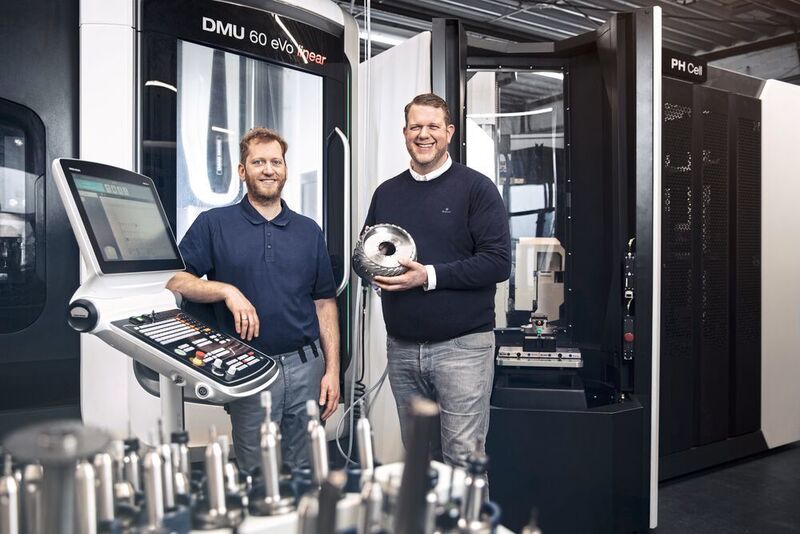 Die beiden Firmeninhaber Julian und Peter Klein (v.l.) mit dem fertigen Bauteil. (Peter Josef Klein Feinmechanik GmbH)