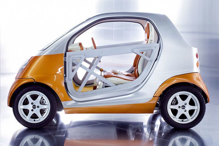 1996: Dieses Show-Car wird in Paris gezeigt. Es nimmt die zweifarbige Gestaltung der späteren Smart-Serie vorweg. (Foto: Daimler)