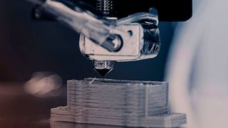 Die Deutsche Bundesstiftung Umwelt (DBU) berichtet hier über ein besonderes Vorhaben, um 1-Weg-Verpackungen in der Logistik zu reduzieren. Genauer gesagt, will das das Start-up Palprint mit 3D-gedruckten (Symbolbild), materialeffzienteren r-PET-Verpackungen erreichen ... (Bild: Palprint)