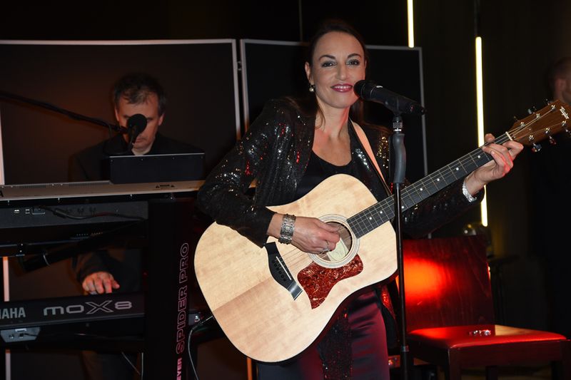Die Sängerin Maggie Jane sorgte für die musikalische Untermalung. (Bild: IT-BUSINESS / Hannes Magerstädt )