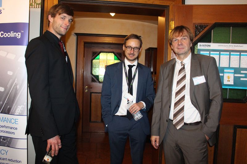 (v l.) Philipp Kurus, Georg Klauser und Bernd Vogel, Boston, lassen keinen aus dem Showroom raus. (Bild: Boston)