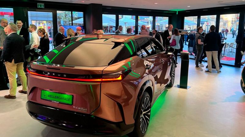 Personell besetzt ist der moderne Store mit zwei Produktexperten. (Bild: Wellergruppe)