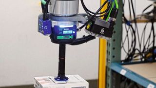 Der Picobot-Greifer von Piab am UR 10e-Roboter legt einen Artikel in die Schachtel zum Versand 
an den Kunden. (Universal Robots)