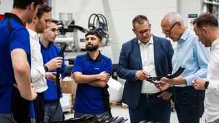 Bei Dichtsystemen in Kraftfahrzeugen müssen viele Prozesse perfekt aufeinander abgestimmt sein. Hier diskutiert ein interdisziplinäres Team die Optimierungsmöglichkeiten eines Bauteils.  (Bild: Pfaff)