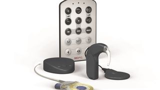 Das auditorische Hirnstammimplantat Med-El Maestro besteht aus zwei Komponenten: einem Audioprozessor, der extern hinter dem Ohr getragen wird, und einem Implantat. (Bild: Med-El Medical Electronics)