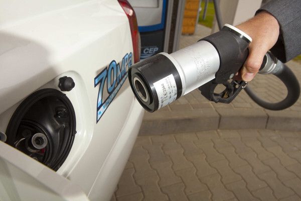 Brennstoffzellenfahrzeug im Test: Europäische Politiker testen umweltfreundliche Technologie (Bild: Toyota)