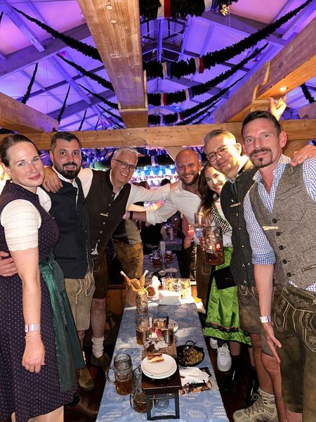 Von AV & Digital Signage haben (v. l.) Anne Gottstein und Benjamin Klippel (Ingram Micro), Christian Schwaiger, Nikolai Gliemroth und Katharina Klabouch (Smart Technologies), André Stute und Oliver Weiß (Ingram Micro) auch sehr viel Ahnung. (Bild: Vogel IT-Medien GmbH)