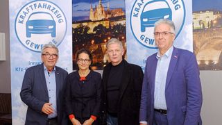 Zum Diskussionsabend mit den Cottbuser Handwerksunternehmern lud die Kfz-Innung Cottbus ein. Mit dabei waren (v. l.) Hans-Peter Lange, Obermeister der Kfz-Innung Cottbus und Präsident des Kfz-Gewerbes Berlin-Brandenburg, Viviane von Aretin, Geschäftsführerin des Landesverbands, Ronny Wegner, Vizepräsident der HWK Cottbus, und Knut Deutscher, Hauptgeschäftsführer der HWK Cottbus. (Bild: Zietz – »kfz-betrieb«)