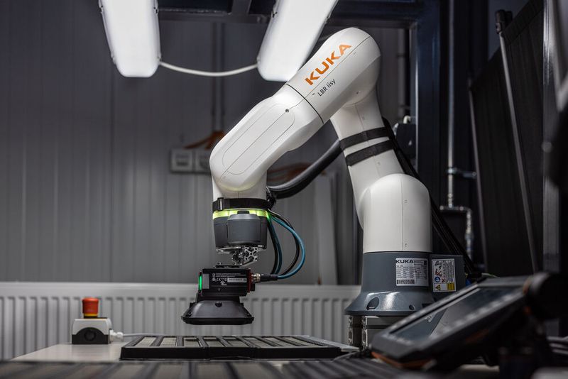 Der KUKA Cobot LBR iisy ist der erste Roboter, der auf dem neuen, einfach zu bedienenden KUKA Betriebssystem iiQKA.OS läuft. (Bild: KUKA)