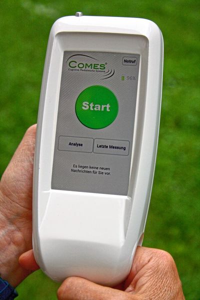 Das All-in-one-Medizingerät misst die Vitalwerte einer Person am Finger. (Bild: stw-med-chip)