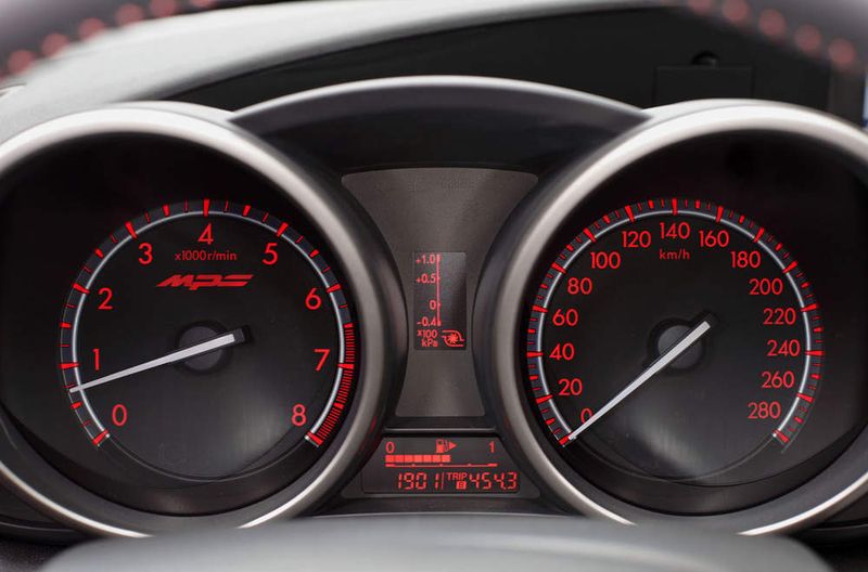 Das Multi-Informationsdisplay haben die Mazda-Ingenieure seitlich der zentralen Blickrichtung platziert, wo es leichter abzulesen ist. (Archiv: Vogel Business Media)