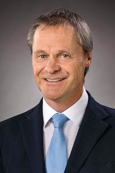 ...Stefan Deck, Produktbereichsleiter für Transfer- und Palettiersysteme, die Geschäftsführung der IEF-Werner GmbH von... (IEF)