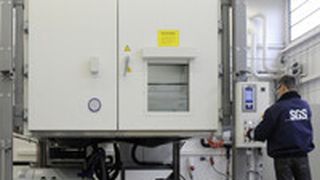 Härteprüfung für Traktionsbatterien: Vibrationen in Kombination mit Temperaturschwankungen ermöglichen extreme Belastungstests. (Bild: SGS Germany)