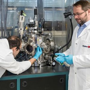 Stephan Bücheler stellt mit Hilfe von Dünnschichtmethoden Modellsysteme für die nächste Generation Batterien her.