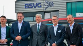 Feierliche Einweihung des neuen Depots: BSVG-Aufsichtsratsvorsitzender Claas Merfort, Oberbürgermeister Thorsten Kornblum, Bundesverkehrsminister Steffen Bilger, BSVG-Geschäftsführer Frank Brandt und Carsten Sieloff von der LNVG (vlnr.) (Bild: BSVG)