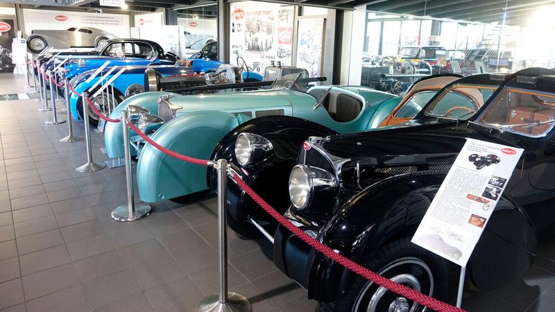 Die letzte erfolgreiche Geschäftsphase des französischen Bugattiwerkes ist der Verdienst von Ettore Bugattis Sohn Jean, nicht zuletzt, da man sich bei der Automobilproduktion nun auf nur ein Grundmodell mit dem gleichen  Motorentyp, der Baureihe  T 57, T 59 bis T 101 konzentrierte. Diesem großen Erfolg Jean Bugattis ist die Ausstellung „The last french Bugattis“ gewidmet.  (Bild: Dominsky – VCG)