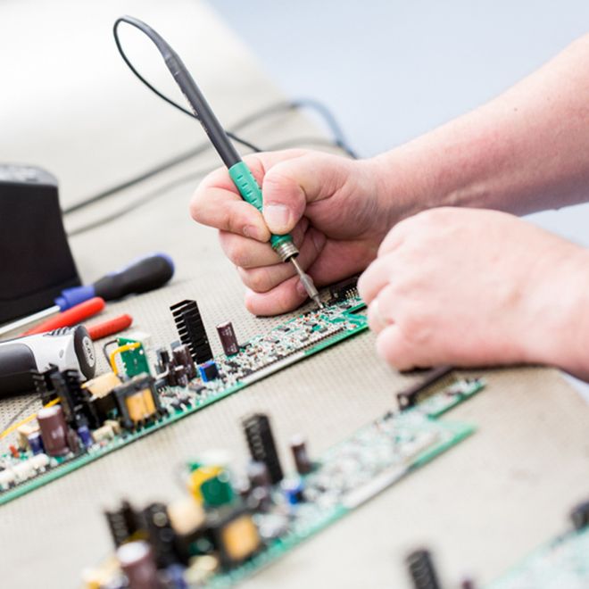 fertigung_geraetemontage_03.jpg (EA Elektro-Automatik GmbH & Co. KG)