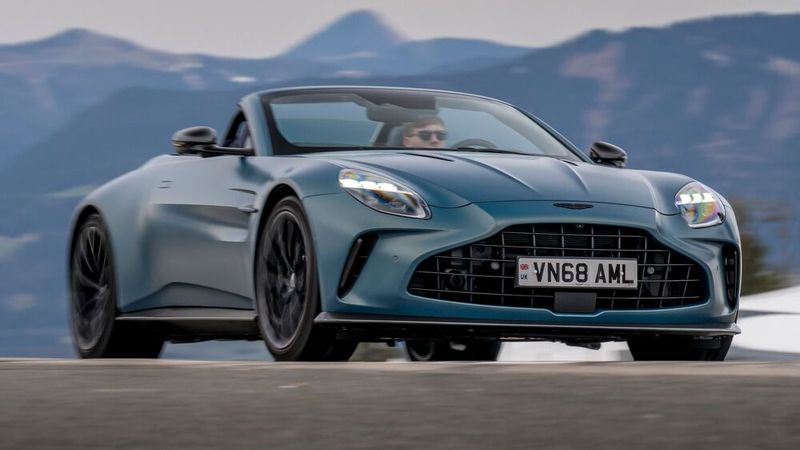 Das Cabrio lässt sich äußerst sportlich um die Kurven lenken. (Bild: Aston Martin)