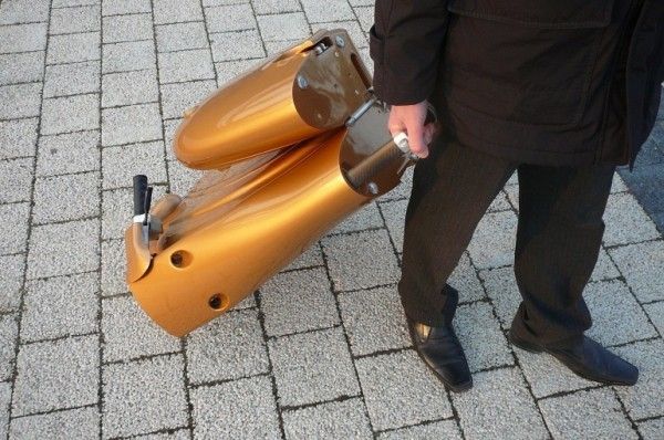 Futuristisches Design: der Elektroroller MOVEO lässt für einen bequemen Transport sich teilen und falten (Bild: Antro Group)
