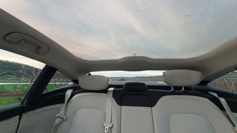 ... lediglich der Blick nach hinten ist aufgrund der hohen Kofferraumkante eingeschränkt. (Bild: Mauritz – VCG)